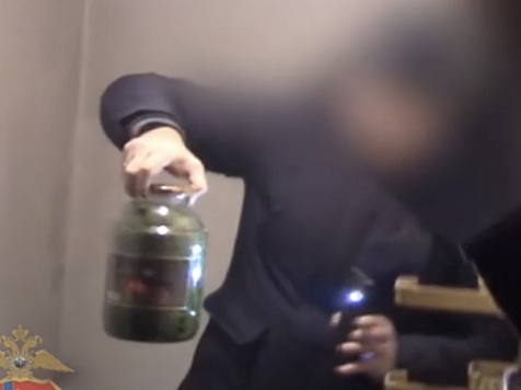 Житель Красноярского края изготавливал дома марихуану. Фото и видео: МВД