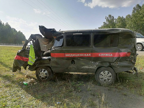 Медсестра погибла в ДТП со скорой и грузовиком под Красноярском. Фото: ГИБДД