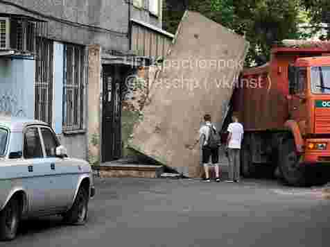 КамАЗ случайно снес козырек подъезда на Маркса (фото). Фото: «ЧП Красноярск» / vk.com