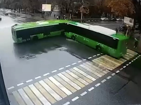 Один человек погиб и пятнадцать пострадали в ДТП с автобусами в Алматы . Видео и фото: Qumash