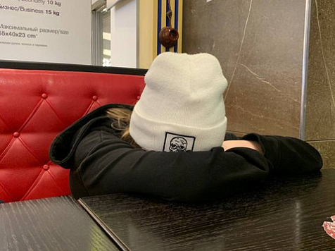 В красноярском аэропорту более 12 часов ждут вылета в Иркутск онкобольные дети. Фото: Наталья Ветрова в порту Краснояоска