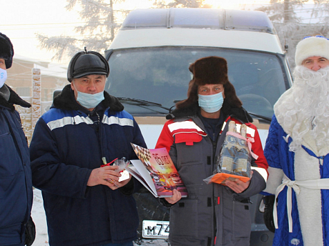 ГИБДД Красноярска подарила водителям скорой помощи безалкогольное шампанское. Фото: https://vk.com/gibdd24