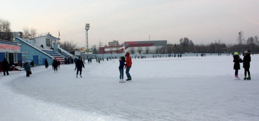 В Красноярске заработал бюджетный каток в ж/д районе