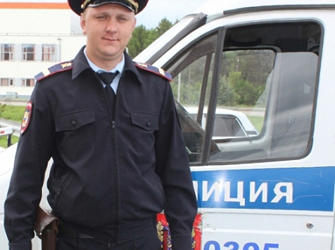 В Красноярском крае полицейский предотвратил пожар в многоквартирном доме. Фото: МВД 