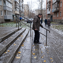 Почему осенью на лестницах и тротуарах появляется почти невидимая наледь и где она образуется первой