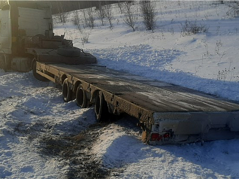 В Красноярском крае дальнобойщик провел в кювете почти сутки. Фото: МЧС