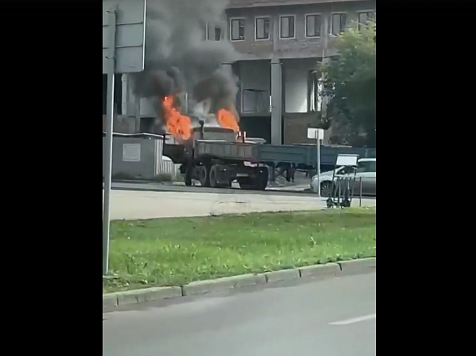 В Красноярске рядом с жилым домом загорелся КАМАЗ. Фото, видео: ЧП Красноярск, «7 канал Красноярск»