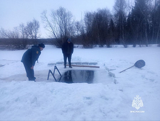 Мужчина утонул в проруби во время купания в Красноярском крае