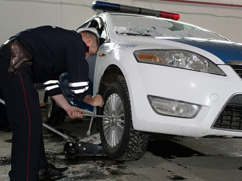 Красноярских водителей призвали менять шины из-за прогнозов о гололёде. Фото: ГИБДД