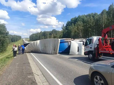 Фура встала на бок поперек краевой трассы между Красноярском и Канском. Фото: 24 ГОСАВТОИНСПЕКЦИЯ
