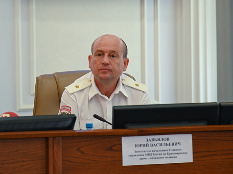 Красноярский начальник полиции посоветовал подследственным заключать контракт с Минобороны. Фото: Анна Проконич