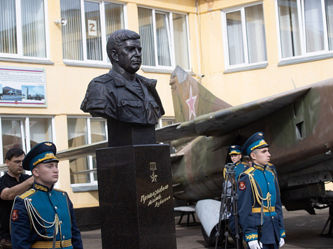 В Красноярске возвели памятник первому начальнику Генштаба генералу Дубынину. Фото: Парламент на Енисее