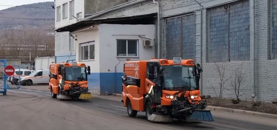 По улицам Красноярска запустили новые уборочные машины