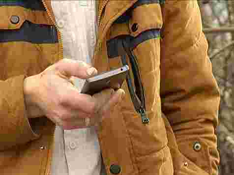 Мужчина попросил у прохожего телефон позвонить и списал 4 тысячи с мобильного банка. Кадр: архив «7 канала»