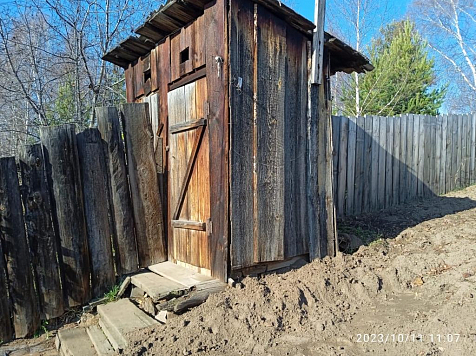В Красноярском крае мать троих детей родила девочку и выбросила ее в уличный туалет. Фото: СК