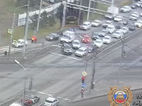 Красноярец не пропустил скорую помощь из-за страха получить штраф. Фото: ГАИ Красноярского края