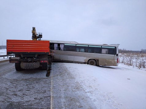 В Красноярском крае 2 человека пострадали в ДТП с автобусом. Фото: 24.mchs.gov.ru
