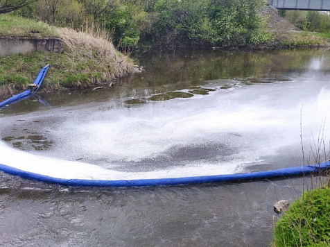 В речке возле красноярской ТЭЦ-1 обнаружили масляные пятна. Фото: КГПУ "Спасатель"
