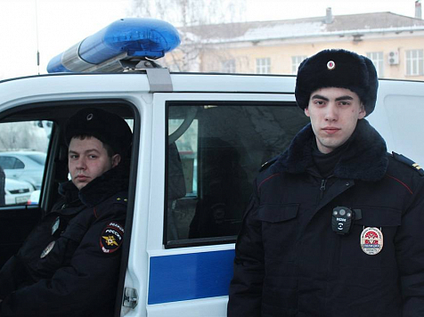В Железногорске полицейские спасли жизнь одинокому пенсионеру, которому стало плохо в квартире. Фото: МВД 24
