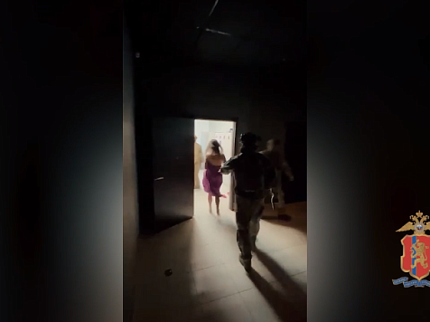 Красноярец с сыновьями организовал занятие проституцией под видом услуг массажа. Видео: ГУ МВД по Красноярскому краю