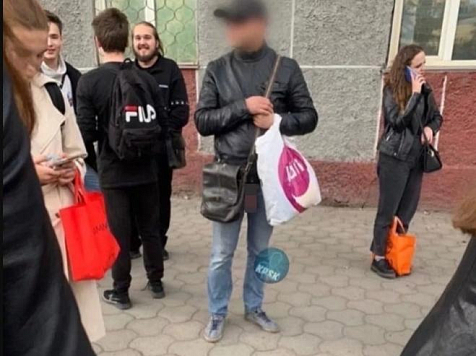 Красноярцы заметили эксгибициониста, показывающего половой орган на остановке. Фото: vk.com/krasnoyarsk_1