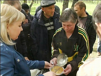 Активистка сама собирает еду и раз в неделю кормит бездомных