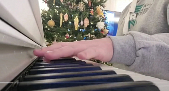 Мэр Красноярска поздравил горожан с Рождеством и сыграл на фортепиано