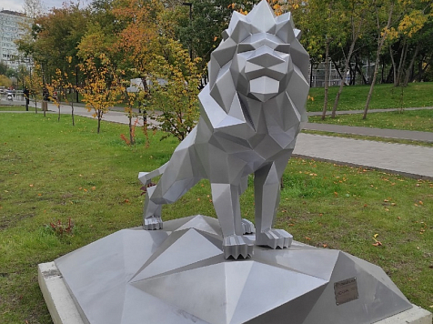 На правобережной набережной в Красноярске установили стального арт-льва. Фото: vk.com/Искра