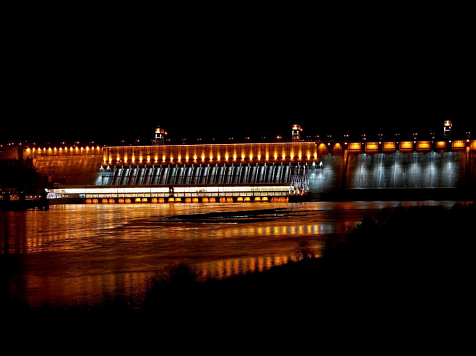 На красноярской ГЭС включают архитектурную подсветку. Фото: "Дамба. Ток. Водоворот"/ tg