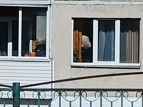 В Лесосибирске мужчина показывает гениталии в окне дома напротив детсада 18+ . Фото: ЧП Лесосибирск