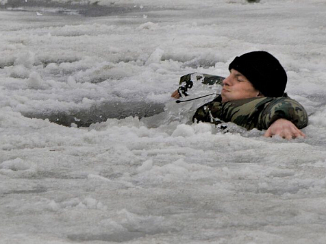 В Красноярском крае под лед провалились два рыбака . Фото: Служба спасения Красноярского края 