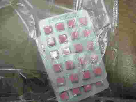 Парня с пакетом тестостероновых таблеток задержали на почте таможенники (фото). Фото: красноярская таможня