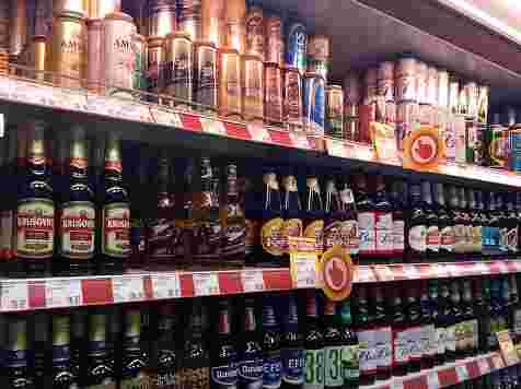 Чиновники и депутаты потребовали жестко разобраться с пивными в жилых домах Красноярска. Фото: Герман Руднев / «7 канал»