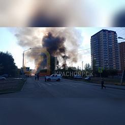 Нежилое здание горит на улице Судостроительная в Красноярске 