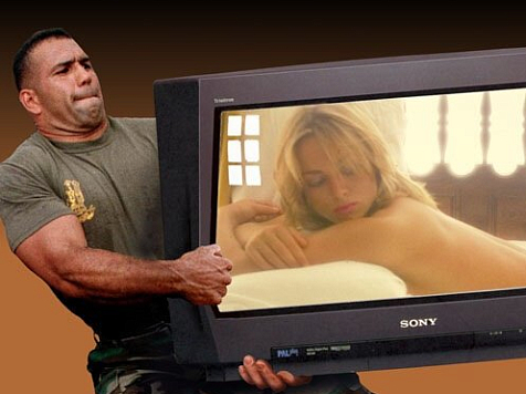 На севере Красноярского края кредитор отобрал у должника телевизор. Фото: readovka67.ru