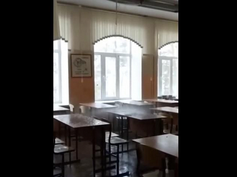 Из-за потока воды с потолка в Железногорске школьников эвакуировали из классов. Видео: vk.com/sobytiyagorod26