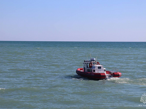 В Сочи купающегося в шторм красноярца унесло в море. Его ищут третьи сутки. Фото: МЧС России