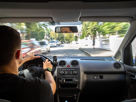 В Красноярске запрещена стоянка транспорта на участке улицы Мечникова. Фото: Freepik.com