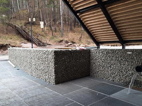 На красноярских «Столбах» проверили качество питьевой воды в роднике. Фото: Юлия Верхушина