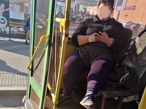 В Красноярске кондуктора автобуса оштрафовали за то, что не уступила место пенсионерке. Фото: ЧП Красноярск