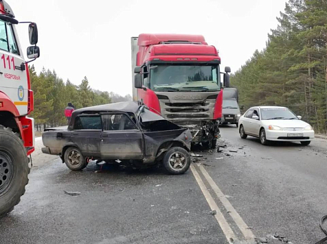 «Жигули» попали под колеса грузовика между Красноярском и Ачинском. Фото: МВД 24