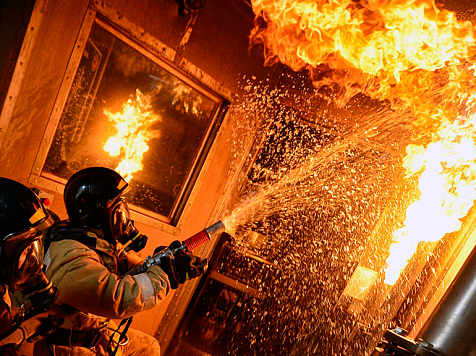 На севере Красноярского края три человека могли погибнуть в пожаре из-за неосторожности при курении. Фото: gulfstream.ru