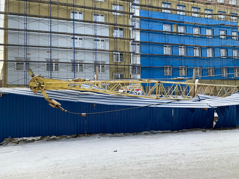В Красноярске на стройке онкоцентра завалился кран, рабочий сломал ногу. Фото, видео: «7 канал Красноярск»
