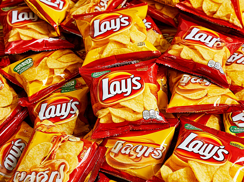 Российские торговые сети предупредили о задержке поставки чипсов Lay’s. Фото: Яндекс Шедеврум