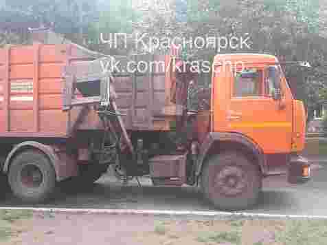 Невнимательный водитель мусоровоза повредил припаркованные Range Rover и Mercedes (фото). Фото: «ЧП Красноярск» с vk.com