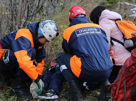 Три женщины получили травмы на красноярских «Столбах». Фото: Агентство ГО ЧС Красноярского края
