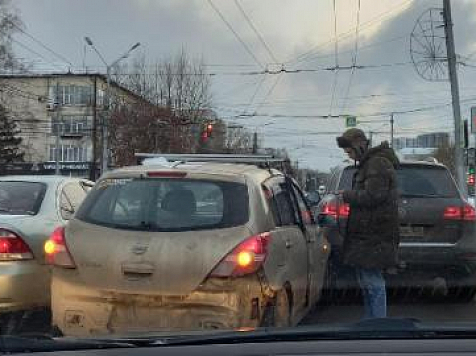 Красноярск снова встал в предновогодние пробки: сразу три района города сковало. Фото: 1 и 2 - 2GIS