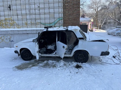 Мужчина из Красноярского края сжег машину в попытке отогреть. Фото: МЧС Красноярского края