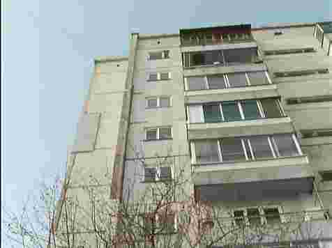 Спасателям пришлось спускаться с седьмого этажа по тросу, чтобы вызволить глухую девочку из запертой квартиры