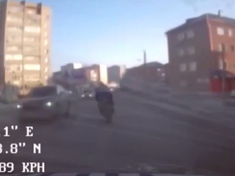 Канские полицейские устроили погоню за пьяным мотоциклистом. Скриншот видео: ГУ МВД по Красноярскому краю